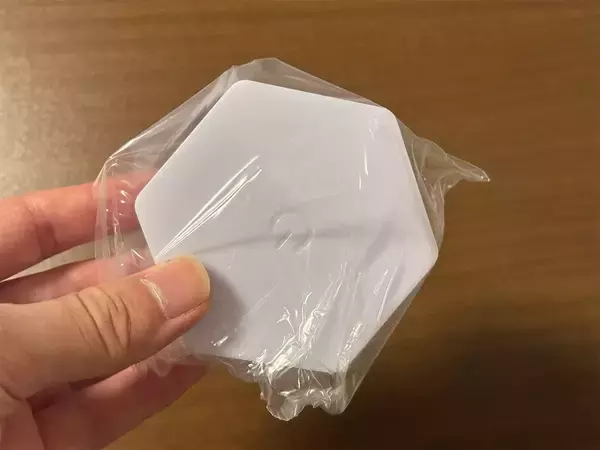 ダイソーの『六角形タッチライト』、3つ繋げると…？「220円とは思えないほどオシャレ！」