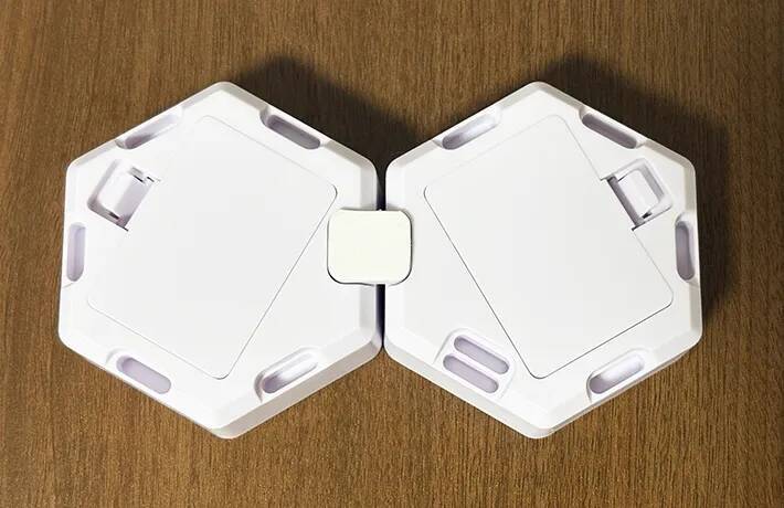 ダイソーの『六角形タッチライト』、3つ繋げると…？「220円とは思えないほどオシャレ！」