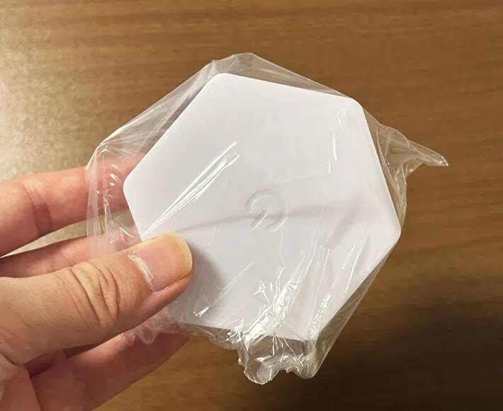 ダイソーの『六角形タッチライト』、3つ繋げると…？「220円とは思えないほどオシャレ！」