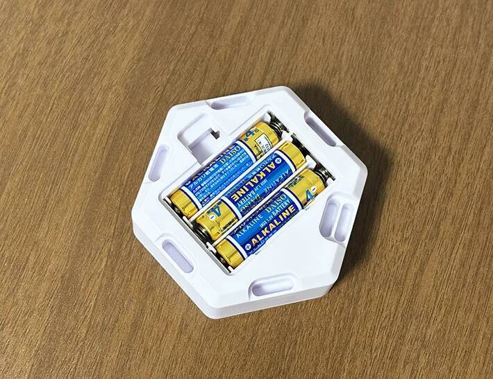 ダイソーの『六角形タッチライト』、3つ繋げると…？「220円とは思えないほどオシャレ！」