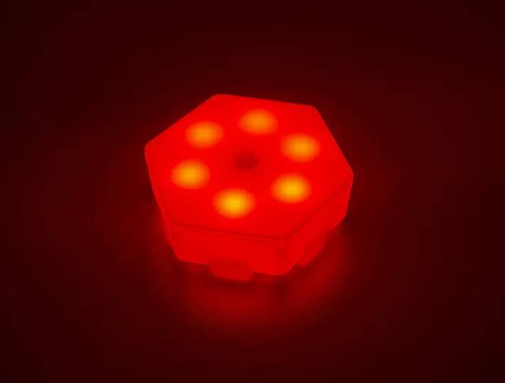 ダイソーの『六角形タッチライト』、3つ繋げると…？「220円とは思えないほどオシャレ！」