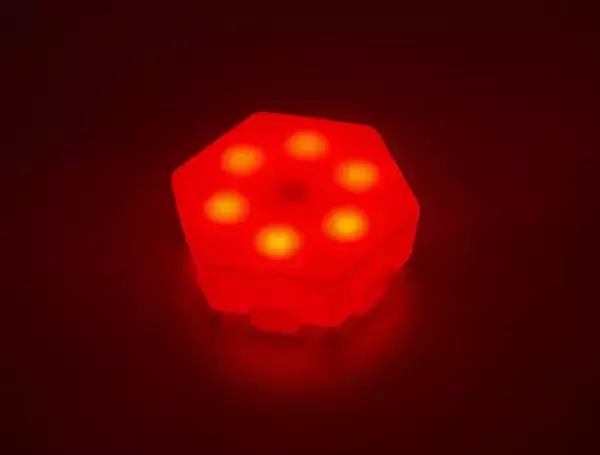 「ダイソーの『六角形タッチライト』、3つ繋げると…？「220円とは思えないほどオシャレ！」」の画像