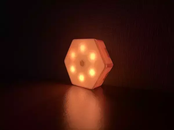 「ダイソーの『六角形タッチライト』、3つ繋げると…？「220円とは思えないほどオシャレ！」」の画像