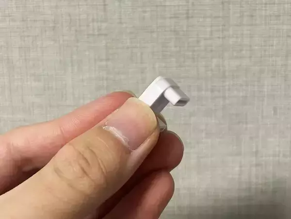 「ダイソーの『六角形タッチライト』、3つ繋げると…？「220円とは思えないほどオシャレ！」」の画像