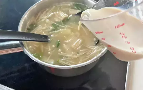 「味噌汁を見た息子が「なんか白くない？」　ちょい足しした意外な食材とは…？」の画像