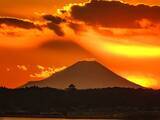「「美しいです！」　夕日に染まる富士山をよく見ると…現れた『不思議な現象』が」の画像1