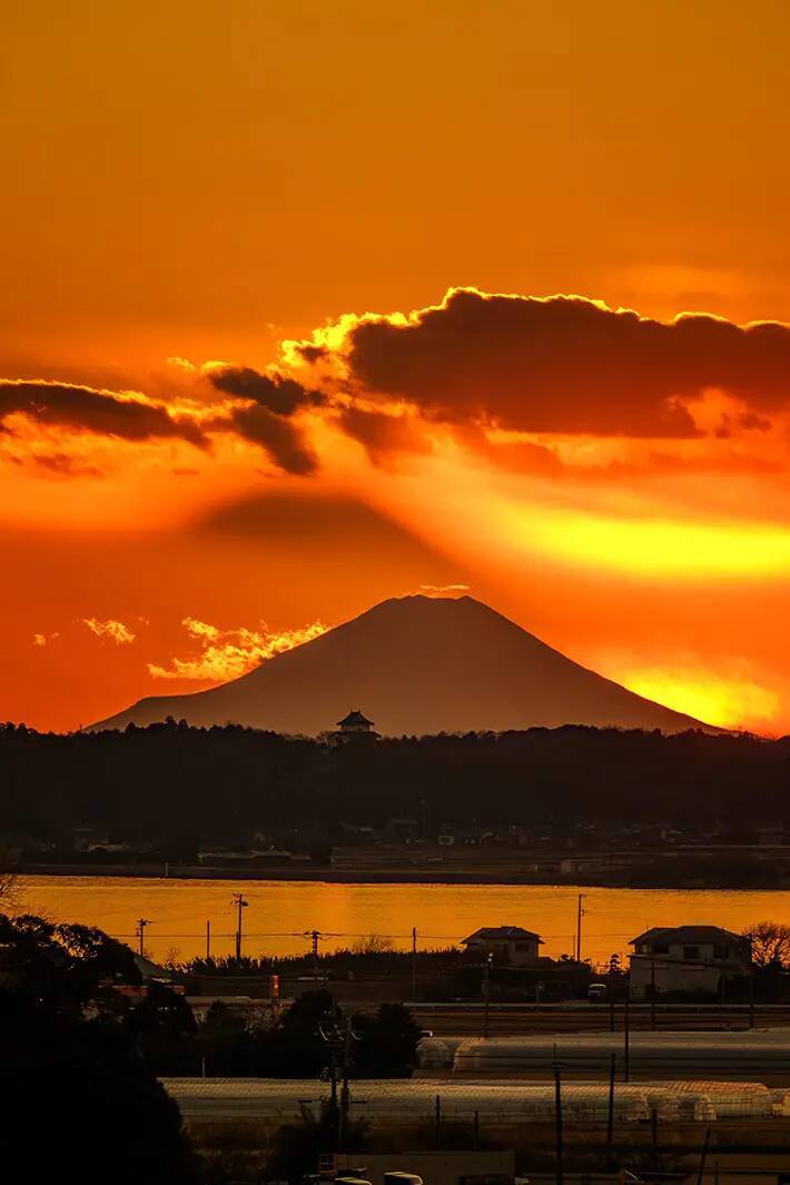 「美しいです！」　夕日に染まる富士山をよく見ると…現れた『不思議な現象』が