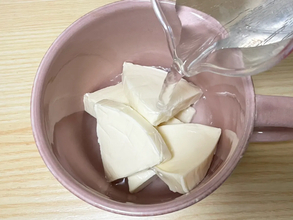 水と一緒に1個まるごとレンチン！　『チーズデザート6P』の冷凍スイーツを試してみた