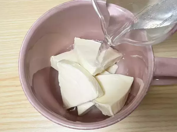 水と一緒に1個まるごとレンチン！　『チーズデザート6P』の冷凍スイーツを試してみた