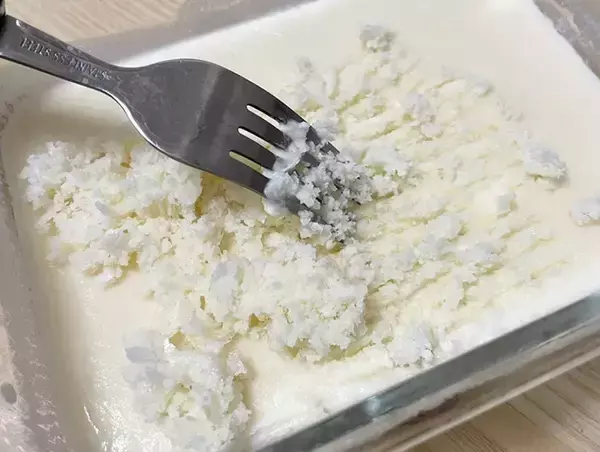「水と一緒に1個まるごとレンチン！　『チーズデザート6P』の冷凍スイーツを試してみた」の画像
