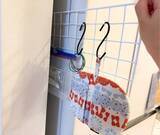 「ワイヤーネットを冷蔵庫の隙間に設置すると？　できた収納スペースが、こちら」の画像6