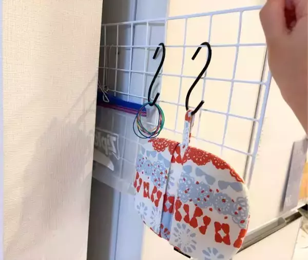 「ワイヤーネットを冷蔵庫の隙間に設置すると？　できた収納スペースが、こちら」の画像