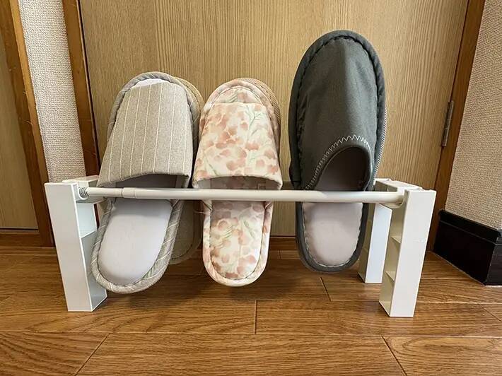 ダイソーの『つっぱり棒用スリッパラック』が便利！　デスクやキッチンで役立つ活用法【3選】
