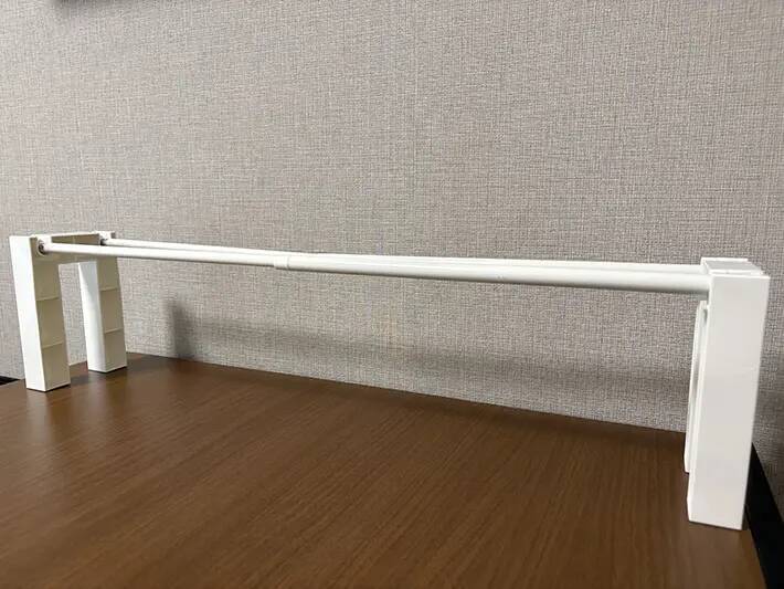 ダイソーの『つっぱり棒用スリッパラック』が便利！　デスクやキッチンで役立つ活用法【3選】