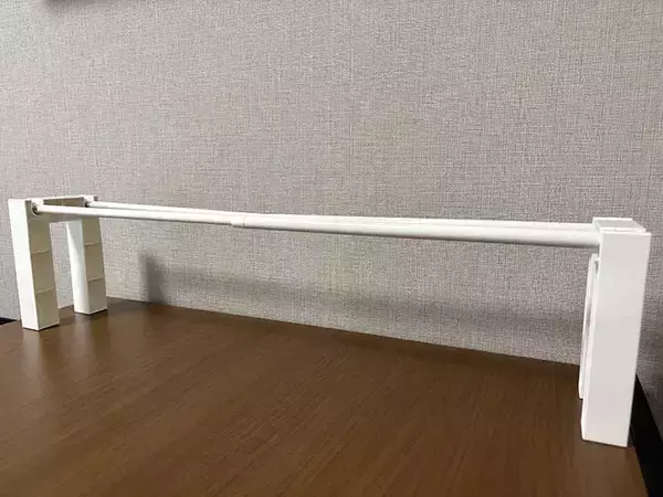 「ダイソーの『つっぱり棒用スリッパラック』が便利！　デスクやキッチンで役立つ活用法【3選】」の画像