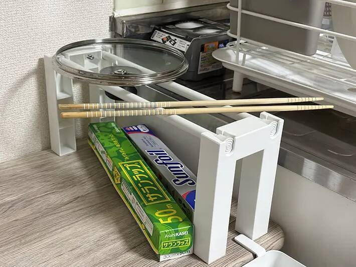 ダイソーの『つっぱり棒用スリッパラック』が便利！　デスクやキッチンで役立つ活用法【3選】