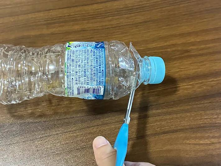 ペットボトルを『3cm』切るだけ！　調味料保存に便利な再利用法が「簡単」