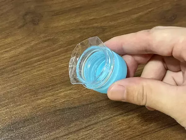 「ペットボトルを『3cm』切るだけ！　調味料保存に便利な再利用法が「簡単」」の画像
