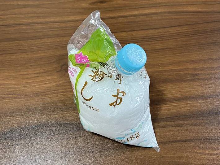 ペットボトルを『3cm』切るだけ！　調味料保存に便利な再利用法が「簡単」