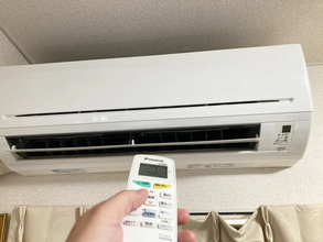 夏の就寝時、エアコンは『タイマー』と『つけっぱなし』どっちにすべき？　ダイキンに聞いてみた