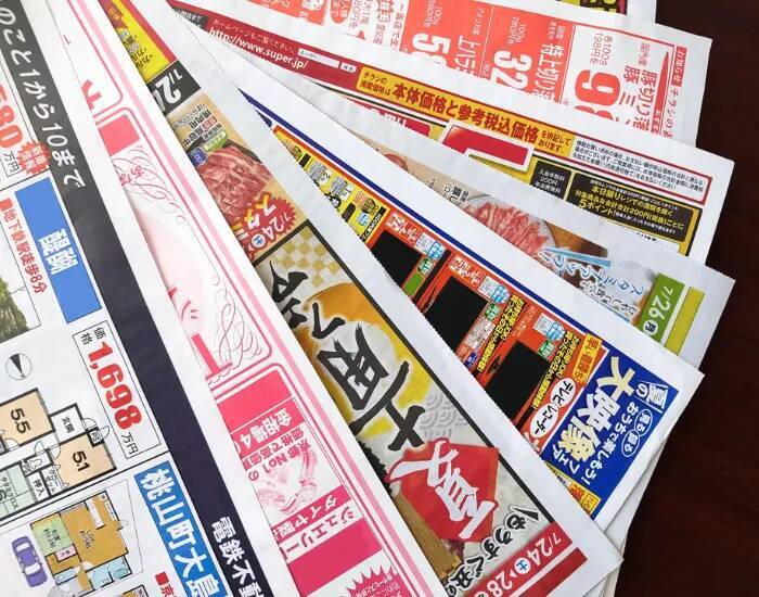 チラシを折って一部をちぎるだけ！　外出先で使える「蓋つきゴミ袋」の作り方【活用法4選】
