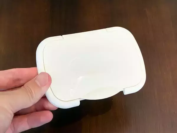 ウェットティッシュの蓋を机に貼るだけ！　30秒で作れる『ゴミ箱』が「便利」