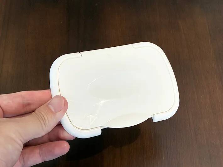 ウェットティッシュの蓋を机に貼るだけ！　30秒で作れる『ゴミ箱』が「便利」