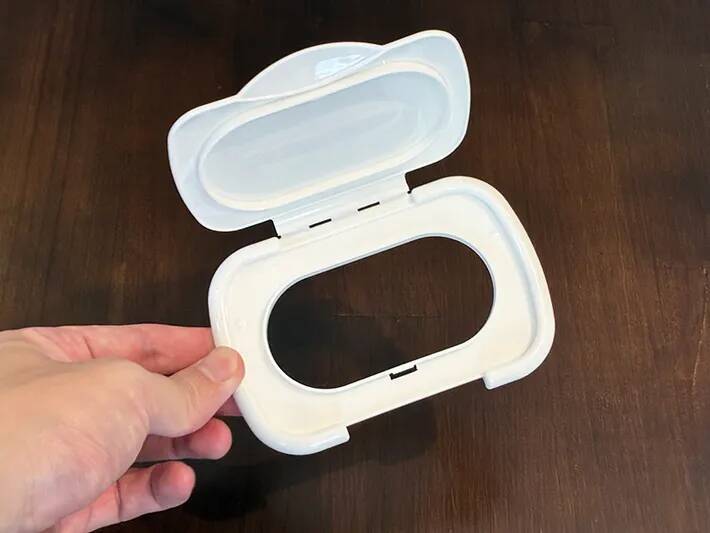 ウェットティッシュの蓋を机に貼るだけ！　30秒で作れる『ゴミ箱』が「便利」