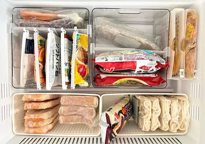 冷凍食品と保冷剤でパンパンな冷凍庫　整理のプロが収納すると【アイディア7選】