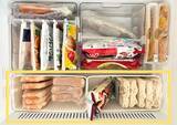 「冷凍食品と保冷剤でパンパンな冷凍庫　整理のプロが収納すると【アイディア7選】」の画像4