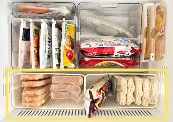 「冷凍食品と保冷剤でパンパンな冷凍庫　整理のプロが収納すると【アイディア7選】」の画像