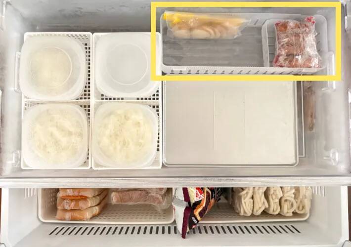 冷凍食品と保冷剤でパンパンな冷凍庫　整理のプロが収納すると【アイディア7選】
