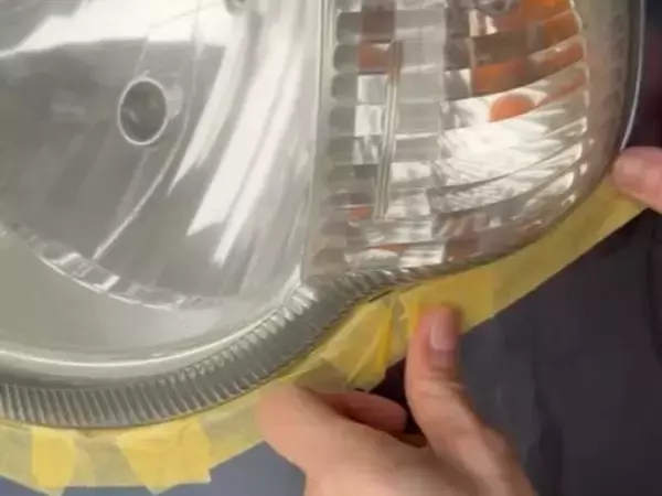 「衝撃！」「気持ちいい」　車のヘッドライトの黄ばみをスッキリ落とす方法