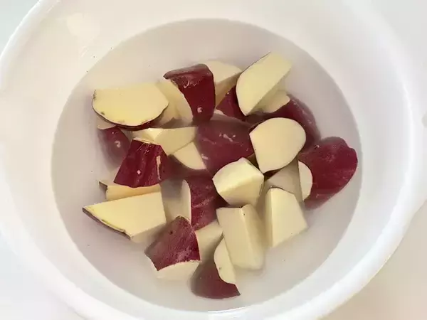 「切ったサツマイモと『飴』を炊飯器に入れたら…　できた一品に「箸が止まらなくなった」」の画像