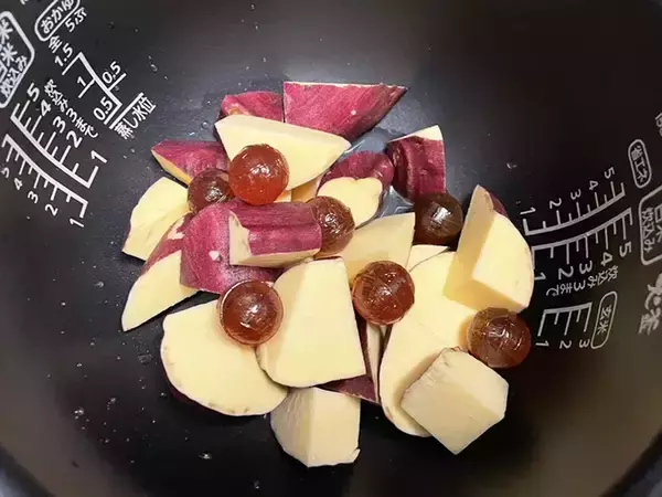「切ったサツマイモと『飴』を炊飯器に入れたら…　できた一品に「箸が止まらなくなった」」の画像