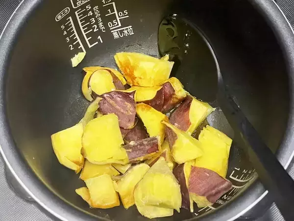 「切ったサツマイモと『飴』を炊飯器に入れたら…　できた一品に「箸が止まらなくなった」」の画像