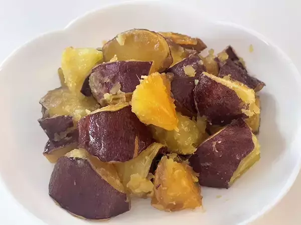 「切ったサツマイモと『飴』を炊飯器に入れたら…　できた一品に「箸が止まらなくなった」」の画像