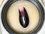 「炊飯器にナスを丸ごとドボン　炊きあがりに「病みつきになる」「おにぎりにもいい」」の画像1