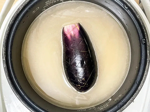 炊飯器にナスを丸ごとドボン　炊きあがりに「病みつきになる」「おにぎりにもいい」