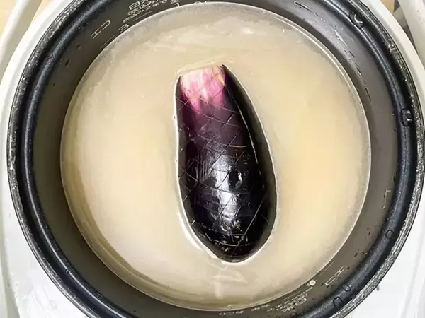 炊飯器にナスを丸ごとドボン　炊きあがりに「病みつきになる」「おにぎりにもいい」