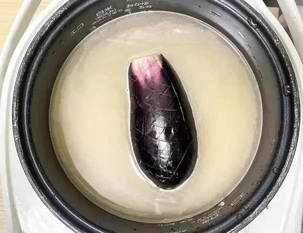 「炊飯器にナスを丸ごとドボン　炊きあがりに「病みつきになる」「おにぎりにもいい」」の画像
