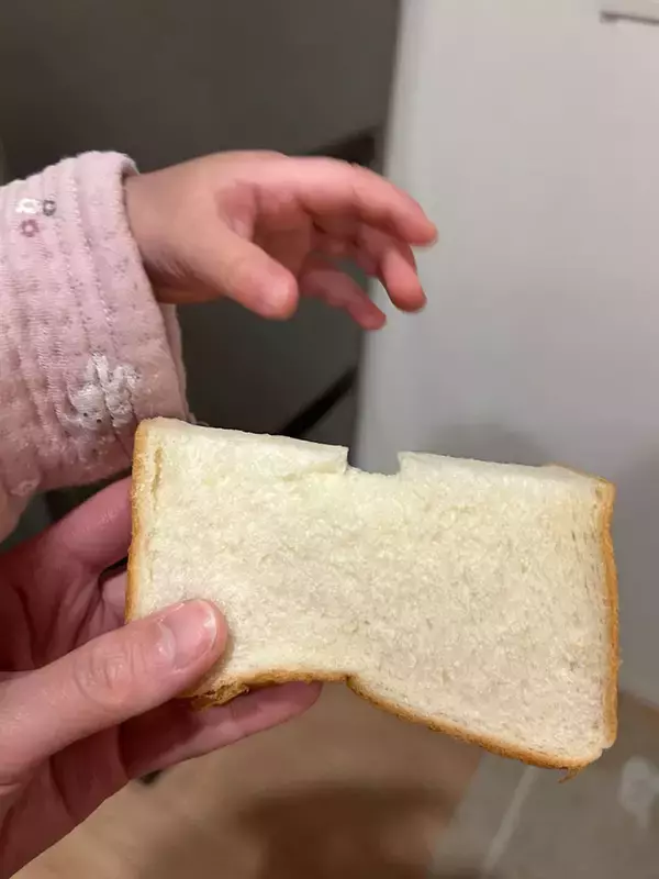 「「かわいさに震えた」「尊すぎて心が痛い」　母親が持っている食パンを、よく見ると…？」の画像