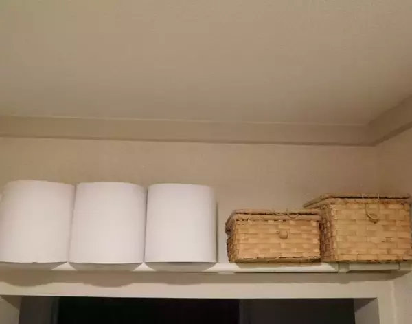 「「すっきり片付いた！」　つっぱり棒だけでトイレが見違えたワケ」の画像