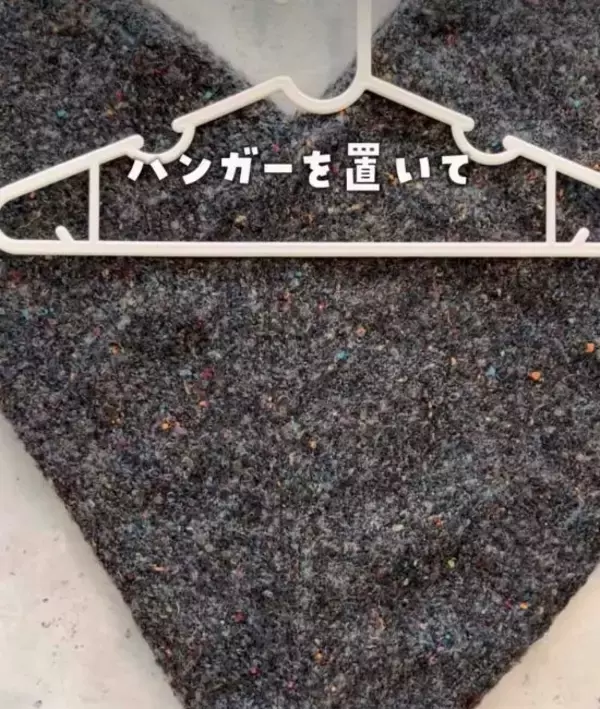「ニットを縦半分に折って？　意外な『かけ方』に「目からウロコ」「絶対やる」」の画像