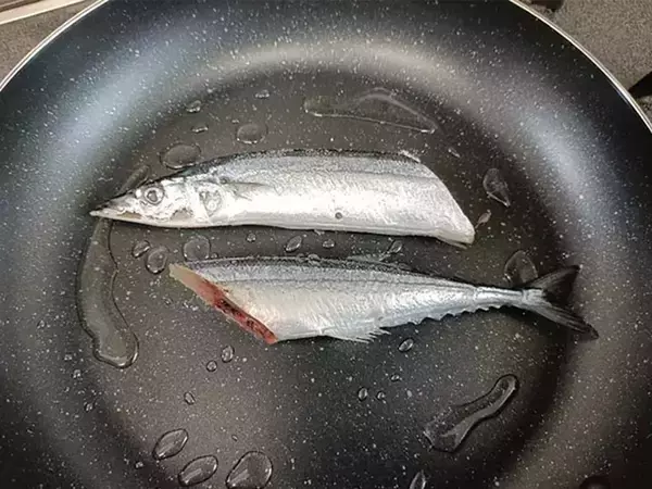 サンマをフライパンで焼く時、油は引いた方がいい？　ニオイを押さえる「焼き方のコツ」