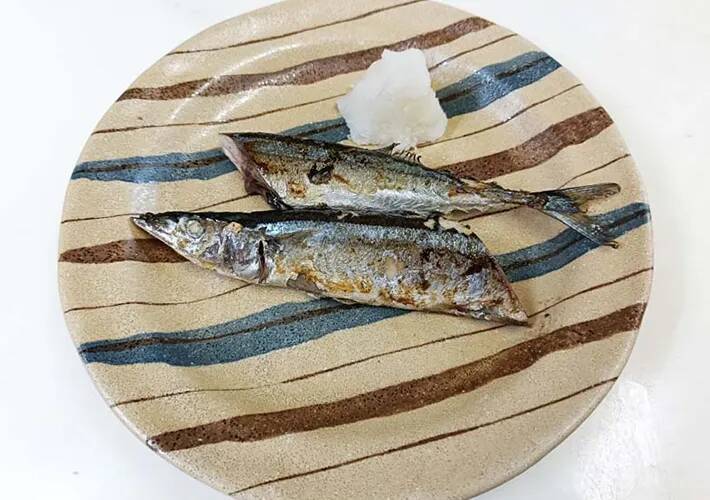 サンマをフライパンで焼く時、油は引いた方がいい？　ニオイを押さえる「焼き方のコツ」