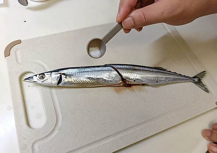 サンマをフライパンで焼く時、油は引いた方がいい？　ニオイを押さえる「焼き方のコツ」