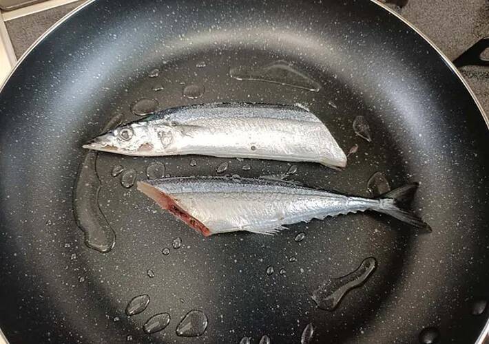サンマをフライパンで焼く時、油は引いた方がいい？　ニオイを押さえる「焼き方のコツ」