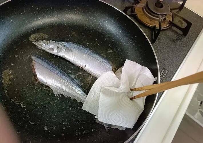 サンマをフライパンで焼く時、油は引いた方がいい？　ニオイを押さえる「焼き方のコツ」