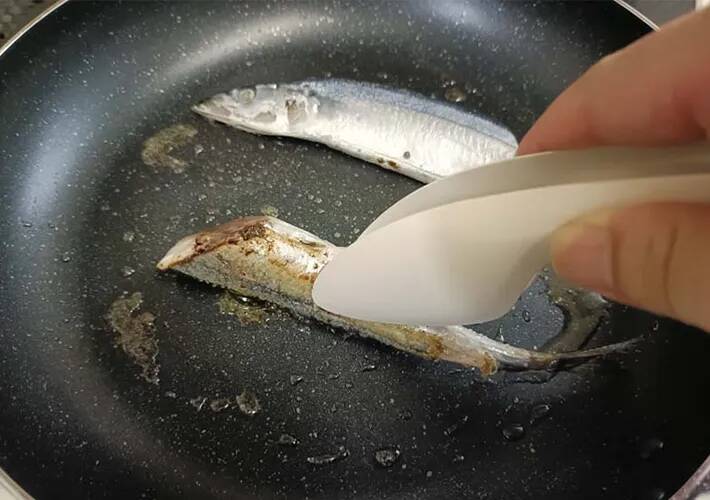 サンマをフライパンで焼く時、油は引いた方がいい？　ニオイを押さえる「焼き方のコツ」